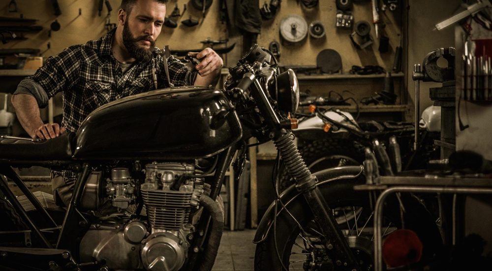 mechanic-building-vintage-style-cafe-racer-motorcy-PZ7VTKJ-resize.jpg